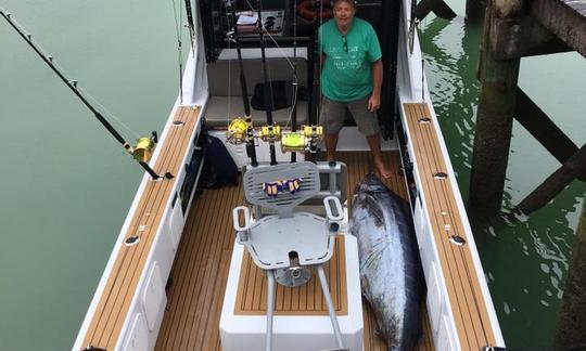 Aproveite a pesca no barco “Albacora” de 30 pés em Whangaroa, Nova Zelândia