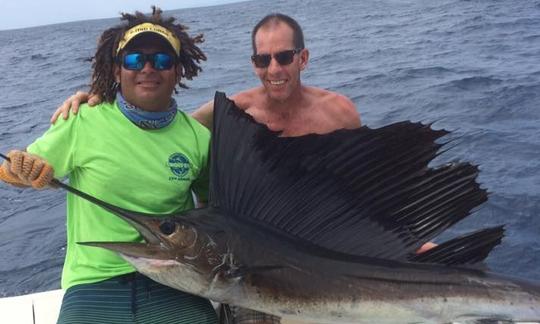 Profitez de la pêche à Sardinal de Carrillo, au Costa Rica, sur le 37' Bertram Sport Fisherman