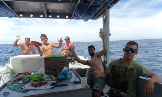 Ótimo horário de pesca em Guarapari, Brasil na traineira