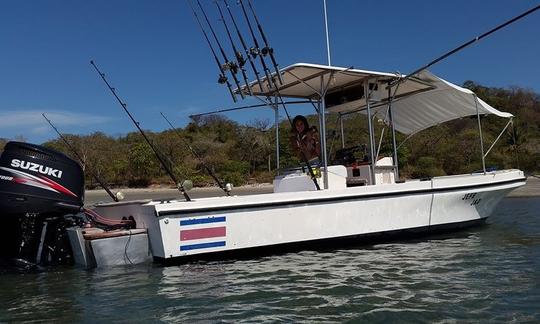 Un gran día de pesca en Nosara, Costa Rica, en la consola central de 31 pies