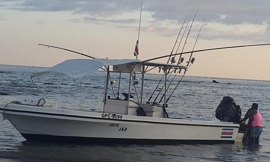 Un gran día de pesca en Nosara, Costa Rica, en la consola central de 31 pies