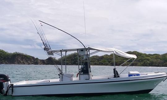 Un gran día de pesca en Nosara, Costa Rica, en la consola central de 31 pies