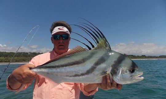 Charter de pesca en la consola Pathfinder Center en Quepos, Costa Rica, el