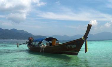 Aluguer de barcos tradicionais em Tambon Ko Tarutao, Tailândia