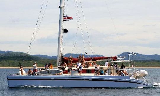 Catamaran « Marlin del Rey » de 66 pieds naviguant à Playa Tamarindo