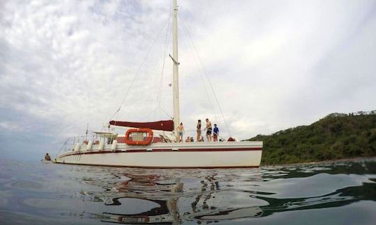 Catamaran « Marlin del Rey » de 66 pieds naviguant à Playa Tamarindo