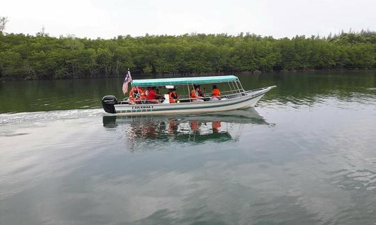 Alugue um barco fluvial em Kuala Terengganu, Malásia