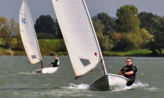 Alquila un velero láser para 1 persona en Kinrooi, Bélgica