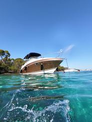 Beautiful Four Winns 258 Vista Gen 2 for Cruising in the French Riviera