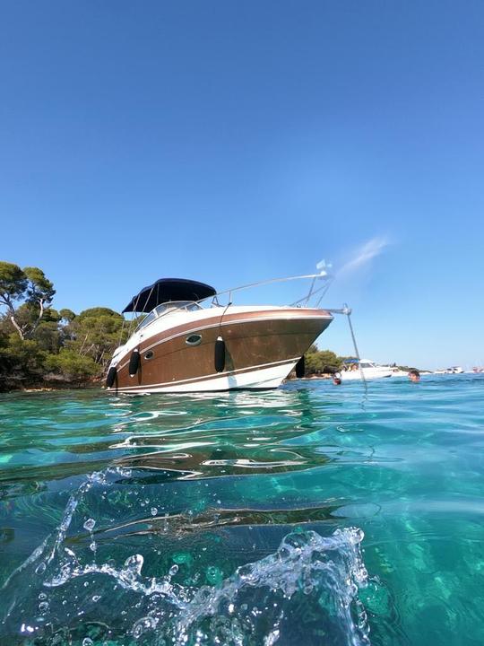 Beautiful Four Winns 258 Vista Gen 2 for Cruising in the French Riviera