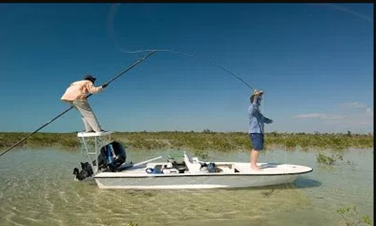 Disfrute de la pesca en el asentamiento de Deep Creek, Bahamas, en Jon Boat