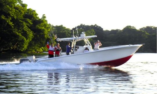 Profitez de la pêche à Chicá, au Panama, sur la console centrale Palmetto de 34 pouces