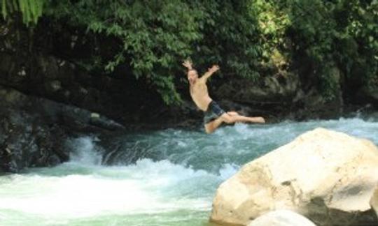 Aventure d'une journée en rafting à Bohorok, en Indonésie