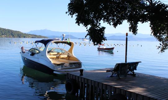 Aluguel de iates a motor em Angra dos Reis.