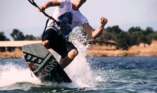 Disfruta del wakeboard en Kamari, Grecia