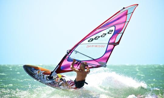 Disfruta del windsurf en Kamari, Grecia