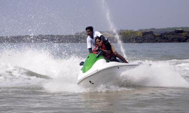 Experimente um passeio de jet ski em Malvan, Índia