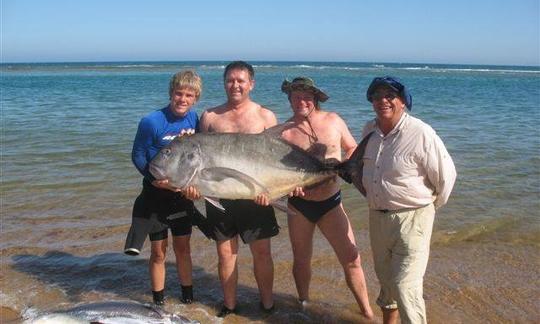 センターコンソールでモザンビークのガザで5人分の釣り