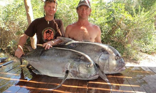 センターコンソールでモザンビークのガザで5人分の釣り