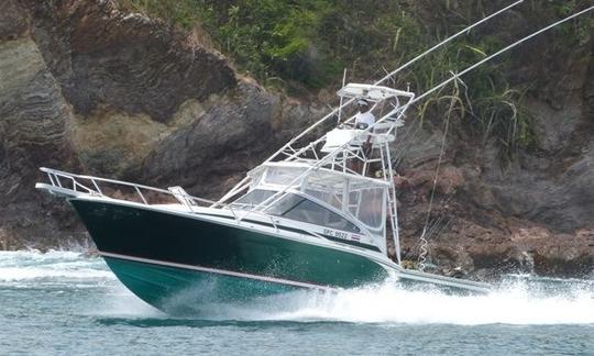 Disfrute de la pesca en Playa Flamingo, Costa Rica, en el Blackfin Sport Fisherman de 32 pies