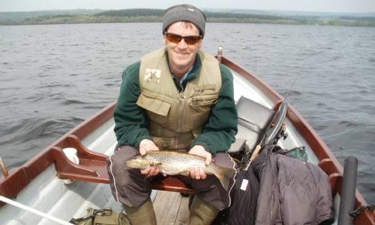 Allez pêcher avec des amis sur Jon Boat dans le comté de Sligo, en Irlande