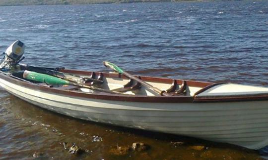 Allez pêcher avec des amis sur Jon Boat dans le comté de Sligo, en Irlande