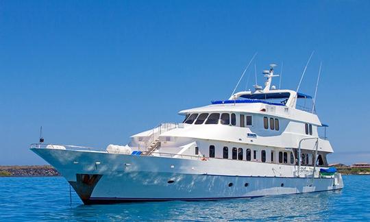 Charter 125' Power Mega Yacht em Quito, Equador