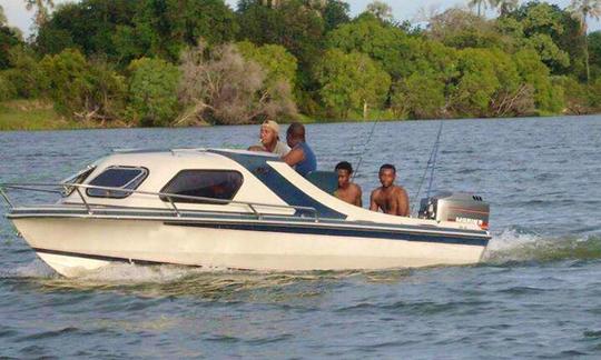 Pescando en las Cataratas Victoria, Zimbabue, en Cuddy Cabin