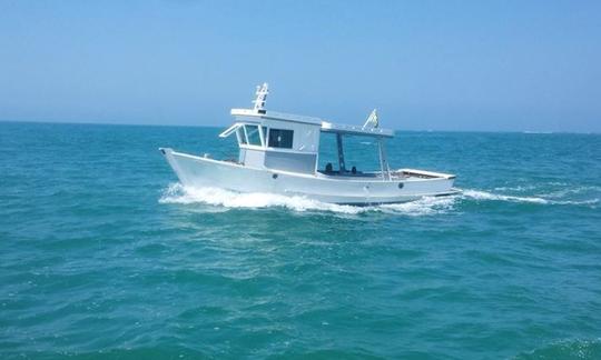 Ótimo horário de pesca em Guarapari, Brasil na traineira