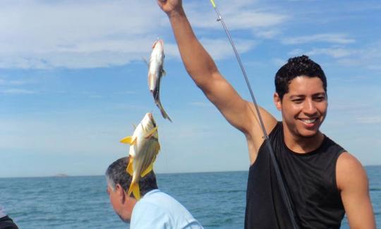 Ótimo horário de pesca em Guarapari, Brasil na traineira