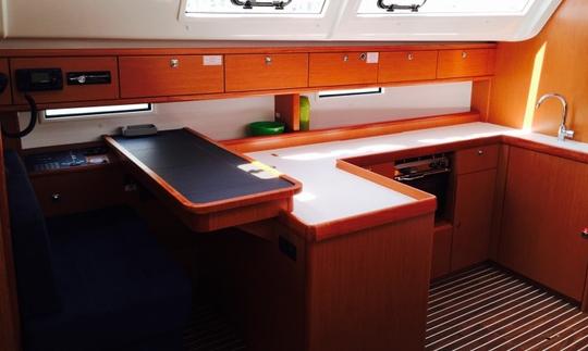 Monocasco de cruzeiro Charter 49' Bavaria Cruiser 51 em Sukošan, Croácia