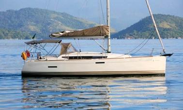 Charter yacht Cotton Island in Paraty, Jeanneau SunOdyssey 379