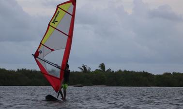 Desfrute de windsurf na cidade de Addu, Maldivas