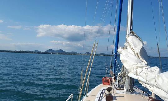 Aventura inesquecível de vela em monocasco em Belize: navegue pela costa!