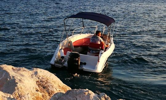 Location de bateaux avec pont à Zivogošće