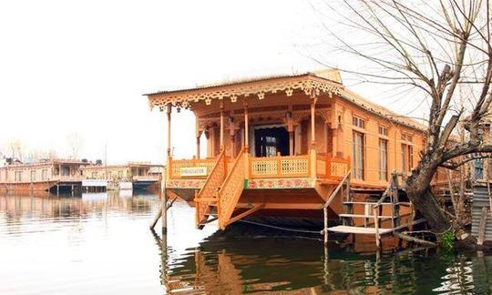 Passeie pelo Lago Dal, Srinagar em uma casa flutuante