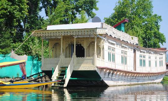 Alquile una casa flotante en el lago Nigeen en Jammu y Cachemira