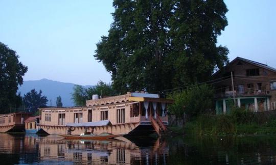 Alquile una casa flotante en el lago Nigeen en Jammu y Cachemira