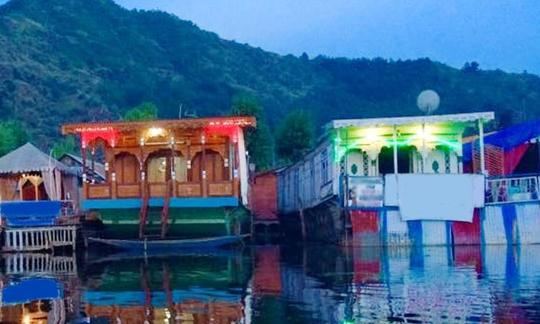 Alugue uma casa flutuante e explore o lago Dal em Jammu e Caxemira