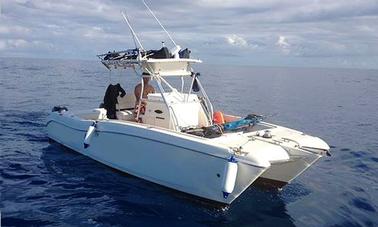 Barco a motor de pesca esportiva no arquipélago de Zanzibar