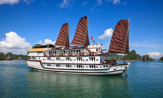 Crucero en barco de basura vietnamita en la bahía de Halong