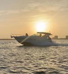 Descubra el lujo en el mar con el Trojan 40' 🚤🌊