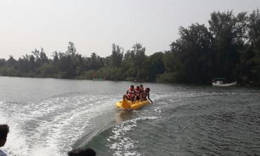 Suba em um barco de banana em Malvan