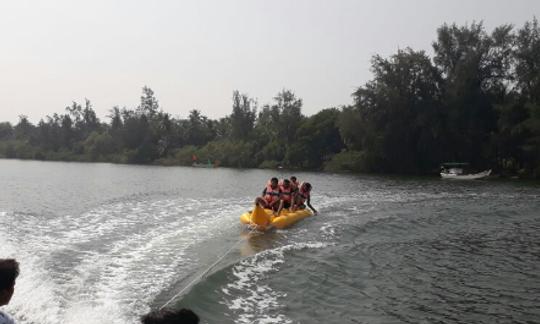 Suba em um barco de banana em Malvan