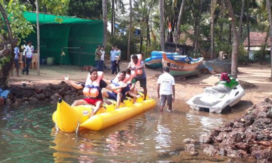 Suba em um barco de banana em Malvan