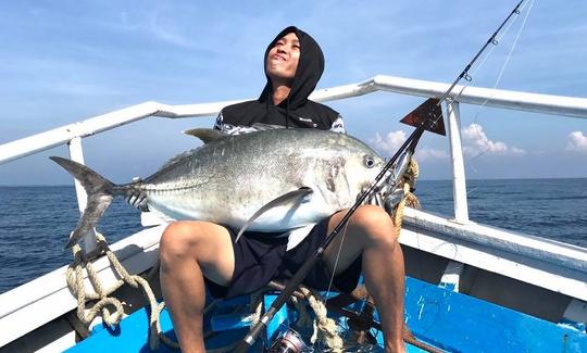 トロール船でミャンマーのングウェサウンで釣りを楽しむ