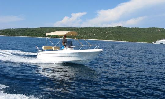 Aluguel de barcos de 17 decks em Sessa Key Largo na ilha Ugljan