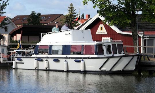 Explore o Canal de Göta, na Suécia, neste iate a motor Regina Von Platen de 32 pés