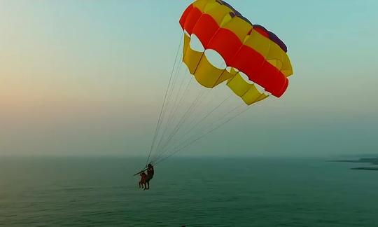 Desfrute de parapente em Tarkarli, Maharashtra