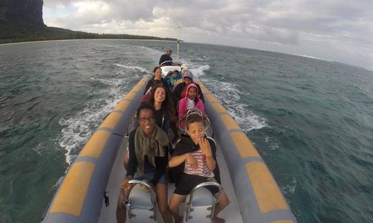 Alquile un bote inflable rígido en Le Morne, Mauricio